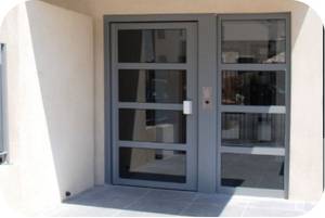 porte d'entrée sécurisée d'une résidence de copropriété
